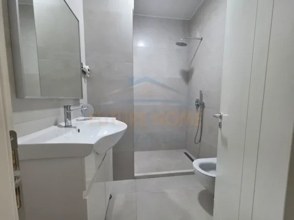 Tirane, jepet me qera apartament 2+1 Kati 7, 121 m² 650 € (Tregu elektrik prane Kompleksit Grand)