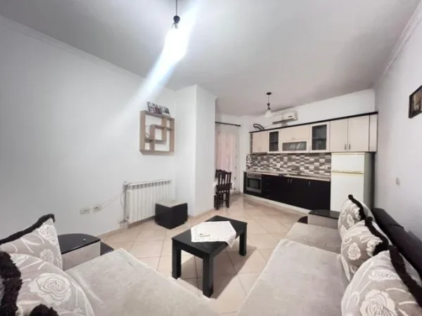Tirane, jepet me qera apartament 1+1 Kati 4, 72 m² 500 € (kinostudio , porcelan)