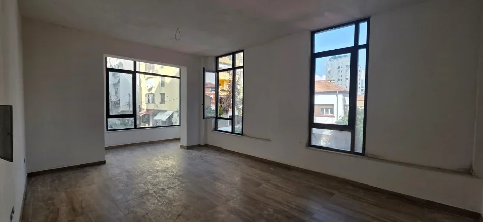Tirane, jepet me qera ambjent biznesi Kati 1, 149 m² 3.200 € (Qendër)