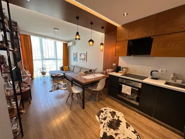 Tirane, jepet me qera apartament 2+1 Kati 4, 90 m² 1.000 € (Rruga Bogdaneve)