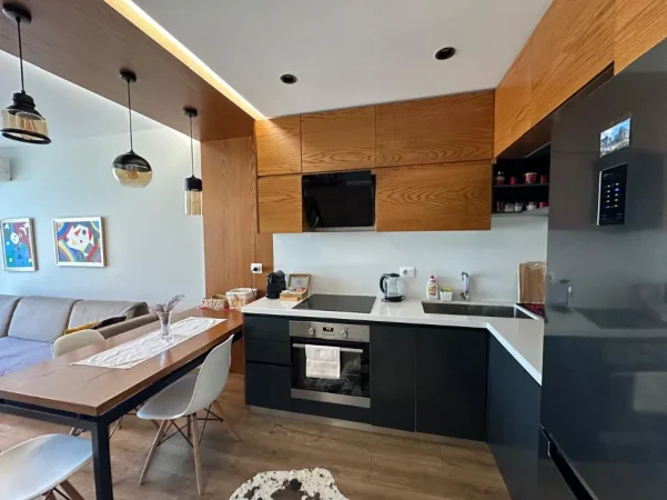 Tirane, jepet me qera apartament 2+1 Kati 4, 90 m² 1.000 € (Rruga Bogdaneve)