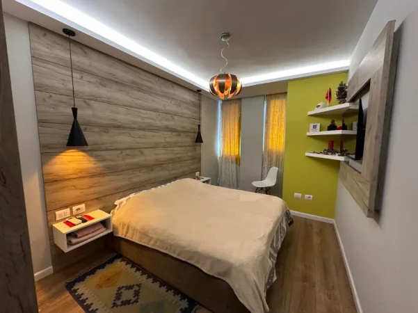 Tirane, jepet me qera apartament 2+1 Kati 4, 90 m² 1.000 € (Rruga Bogdaneve)