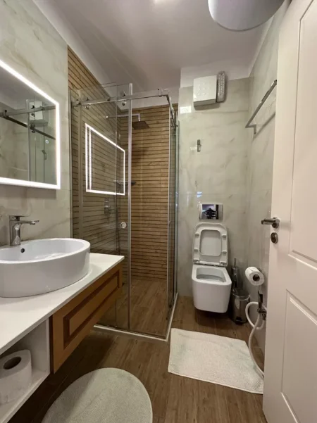 Tirane, jepet me qera apartament 2+1 Kati 4, 90 m² 1.000 € (Rruga Bogdaneve)