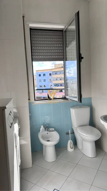 Tirane, jepet me qera apartament 1+1+Ballkon Kati 7, 60 m² 700 € (PAZARI I RI)