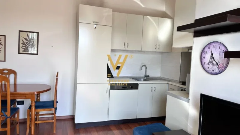 Tirane, jepet me qera apartament 1+1+Ballkon Kati 7, 60 m² 700 € (PAZARI I RI)