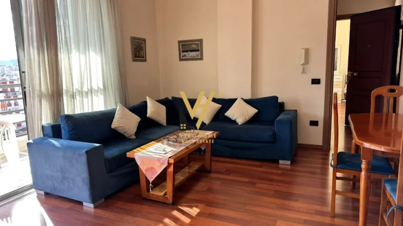 Tirane, jepet me qera apartament 1+1+Ballkon Kati 7, 60 m² 700 € (PAZARI I RI)