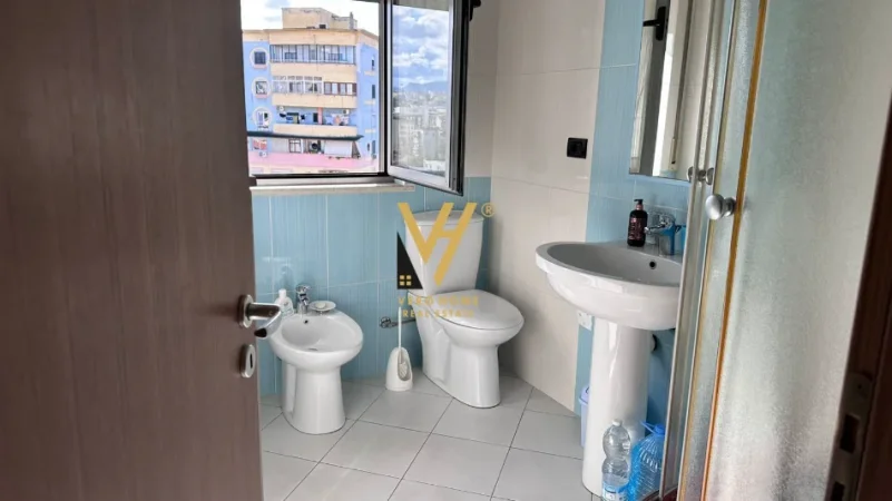 Tirane, jepet me qera apartament 1+1+Ballkon Kati 7, 60 m² 700 € (PAZARI I RI)