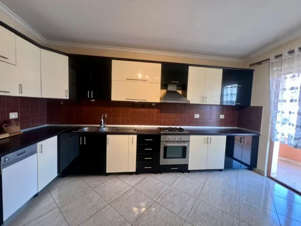 Tirane, jepet me qera apartament 3+1+Aneks+Ballkon Kati 3, 130 m² 400 € (Rruga Shefqet Kuka)
