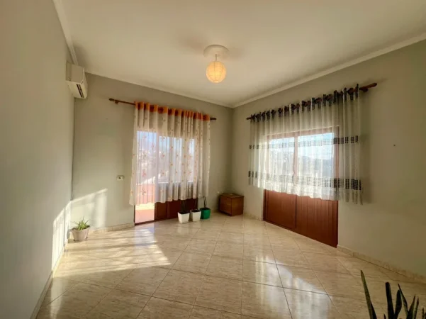 Tirane, jepet me qera apartament 3+1+Aneks+Ballkon Kati 3, 130 m² 400 € (Rruga Shefqet Kuka)