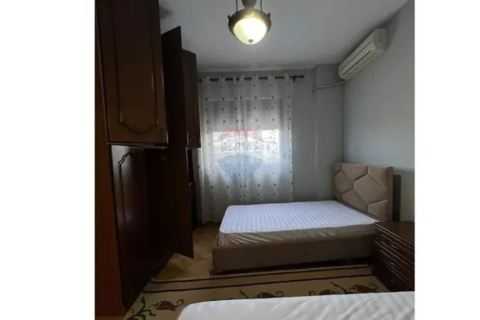 Tirane, jepet me qera apartament 3+1+Ballkon Kati 2, 105 m² 750 € (komune e Parisit)