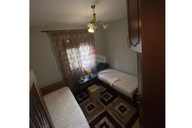 Tirane, jepet me qera apartament 3+1+Ballkon Kati 2, 105 m² 750 € (komune e Parisit)