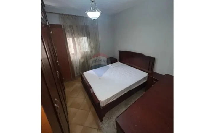 Tirane, jepet me qera apartament 3+1+Ballkon Kati 2, 105 m² 750 € (komune e Parisit)