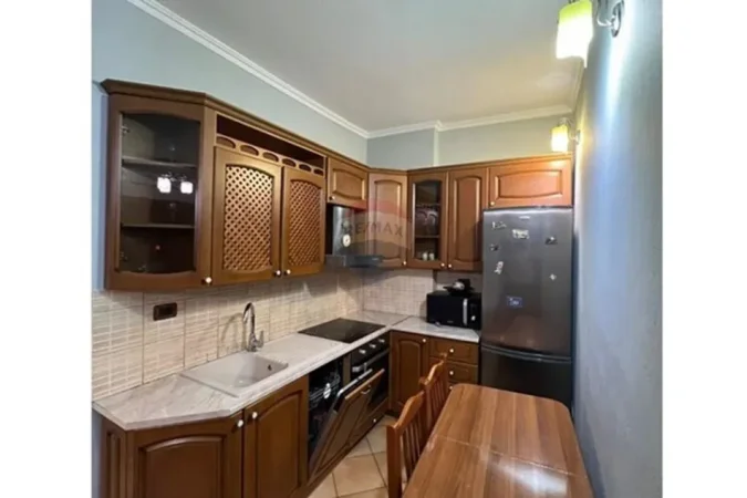 Tirane, jepet me qera apartament 3+1+Ballkon Kati 2, 105 m² 750 € (komune e Parisit)