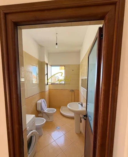 Tirane, jepet me qera apartament 1+1 Kati 3, 70 m² 450 € (21 DHJETORI)