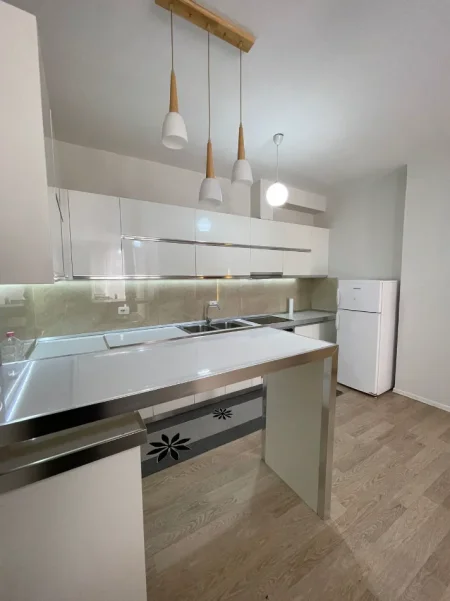 Tirane, jepet me qera apartament 2+1+Ballkon , 95 m² 700 € (Kodra e Diellit)