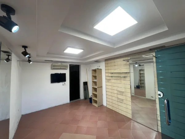 🏢 Jepet me Qera Ambient Biznesi  ne Rruge Kryesore ne Brryl, 500 mije leke