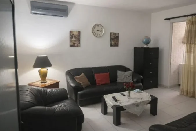 Tirane, jepet me qera apartament 2+1 Kati 1, 750 € (21 dhjetori , rruga e kavajes)