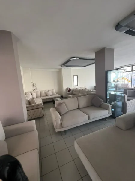 Tirane, jepet me qera ambjent biznesi , 360 m² 7.500 € (stacioni trenit)