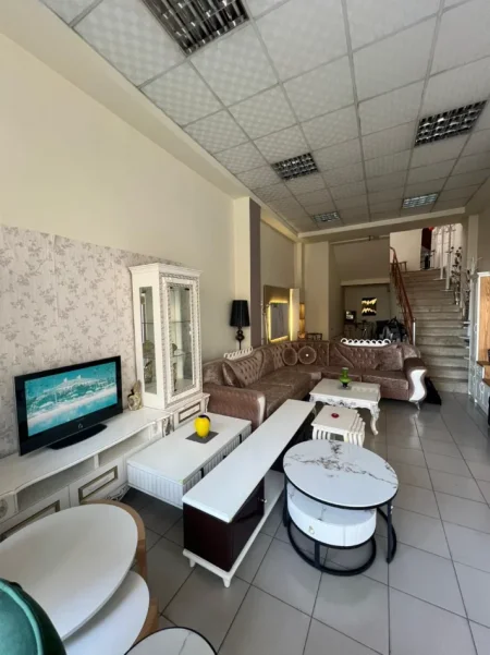 Tirane, jepet me qera ambjent biznesi , 360 m² 7.500 € (stacioni trenit)