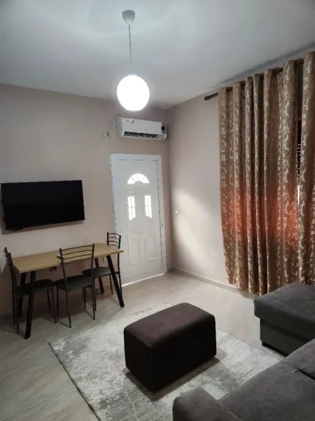 Tirane, jepet me qera apartament 1+1+Aneks+Ballkon Kati 2, 55 m² 450 € (ish fusha e aviacionit)
