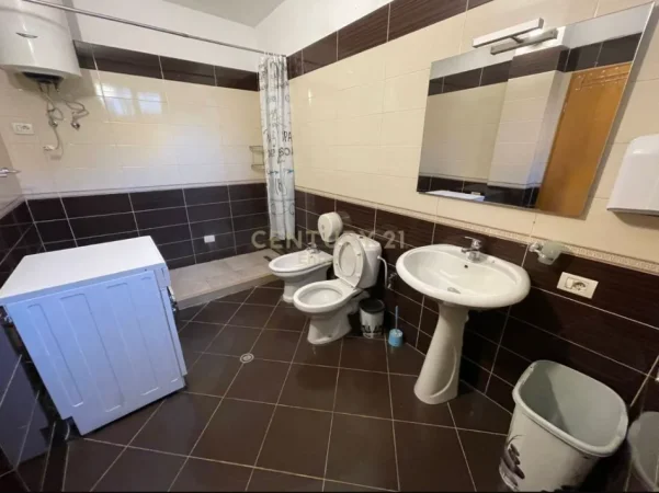 Tirane, jepet me qera apartament 2+1 Kati 1, 160 m² 650 € (shkolla e kuqe)