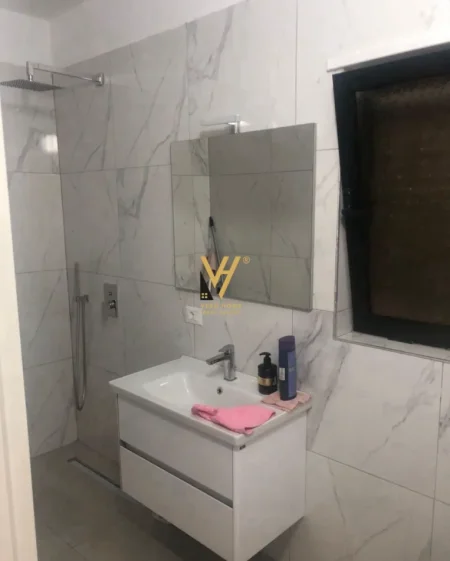 Tirane, jepet me qera ambjent biznesi Kati 10, 116 m² 750 € (SELVIA)