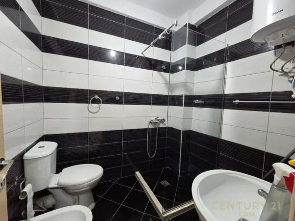 Tirane, jepet me qera apartament 1+1+Ballkon Kati 1, 60 m² 400 € (rruga thoma koxhaj)