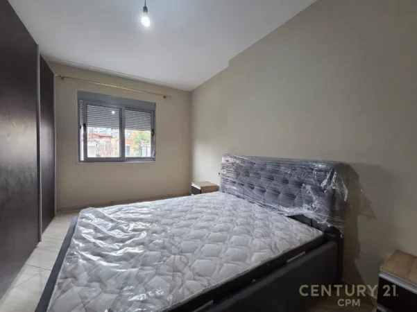 Tirane, jepet me qera apartament 1+1+Ballkon Kati 1, 60 m² 400 € (rruga thoma koxhaj)