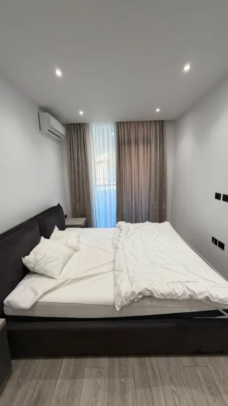 Durres, jepet me qera apartament 1+1 Kati 3, 65 m² 600 € (Rruga Currilave)