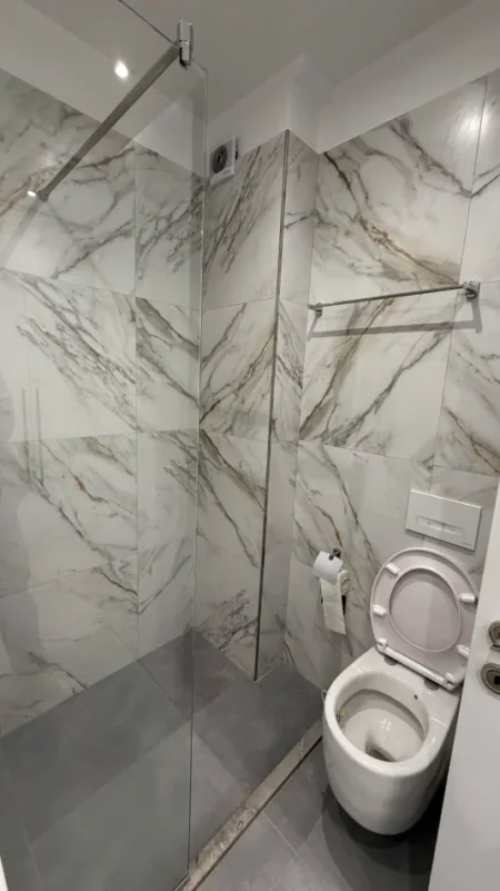 Durres, jepet me qera apartament 1+1 Kati 3, 65 m² 600 € (Rruga Currilave)