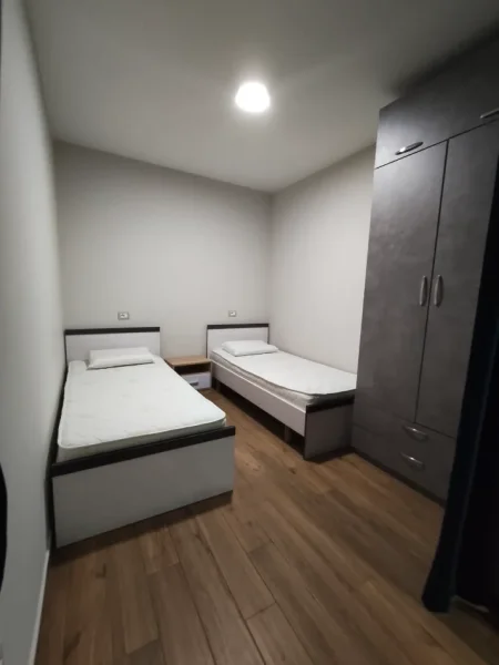 Tirane, jepet me qera apartament Kati 1, 380 € (Xhamlliku , Oxhaku)