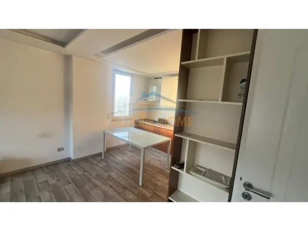 Tirane, jepet me qera apartament 2+1+Ballkon Kati 2, 102 m² 550 € (unaza e re)