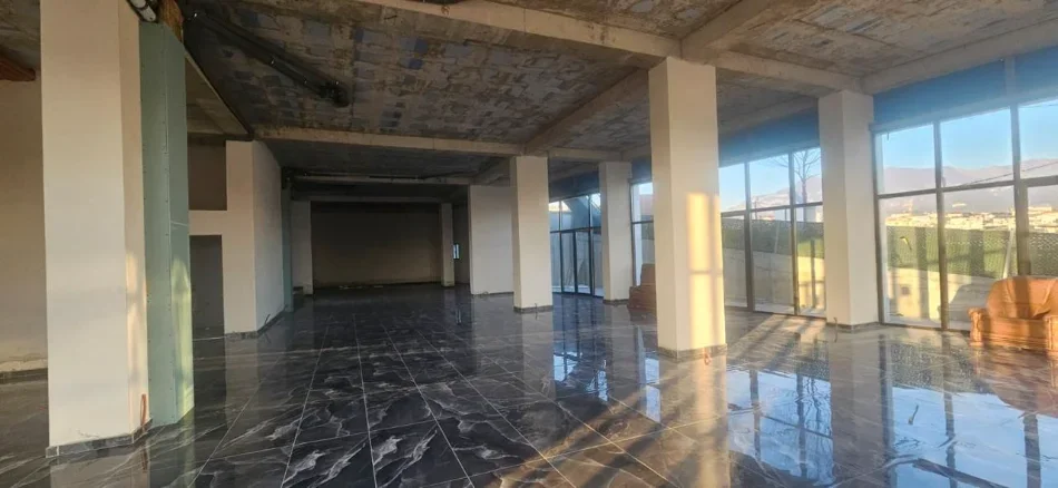 Tirane, jepet me qera dyqan Kati 0, 375 m² 2.500 € (Residenca Shirzana, Paskuqan)