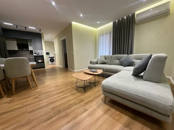 Tirane, shitet apartament 1+1 , (Galeria Roma)