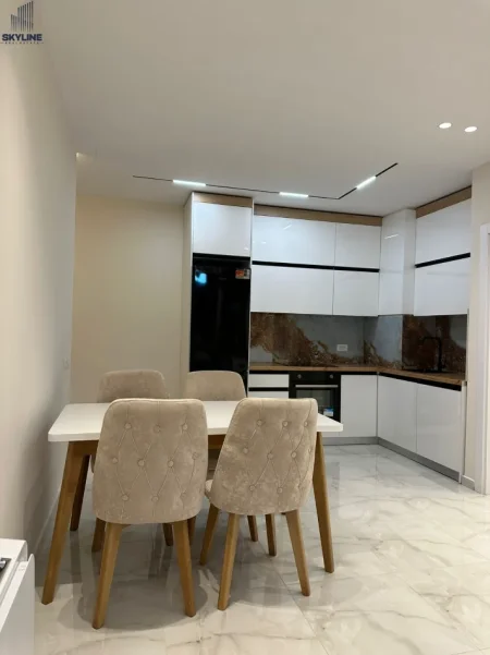 Tirane, jepet me qera apartament 1+1 Kati 5, 75 m² 600 € (Laprake)