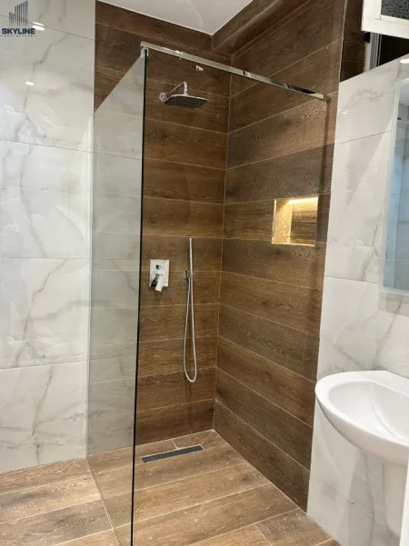 Tirane, jepet me qera apartament 1+1 Kati 5, 75 m² 600 € (Laprake)