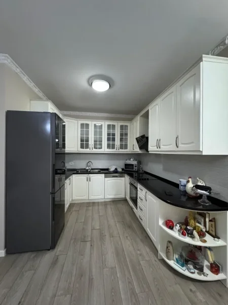 Tirane, shitet apartament 2+1 , 235.000 € (Buze unaze)