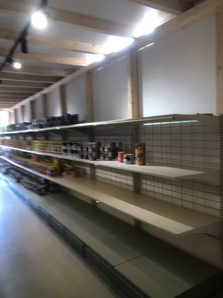 Tirane, jepet me qera magazine Kati 2, 600 m² 2.000 € (Autostrada Tirane- Durres)