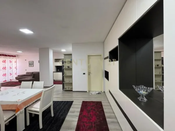 Tirane, jepet me qera apartament 2+1 Kati 6, 106 m² 500 € (Prane Grand Gallery)