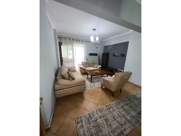 Tirane, jepet me qera apartament 2+1 Kati 2, 110 m² 800 € (KOMUNA E PARISIT)