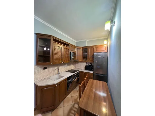 Tirane, jepet me qera apartament 2+1 Kati 2, 110 m² 800 € (KOMUNA E PARISIT)