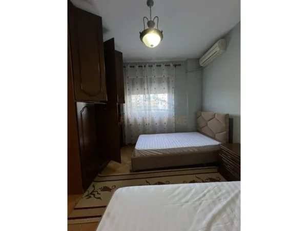 Tirane, jepet me qera apartament 2+1 Kati 2, 110 m² 800 € (KOMUNA E PARISIT)
