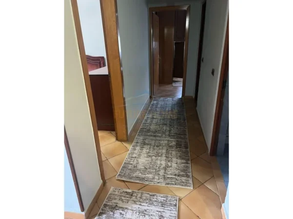Tirane, jepet me qera apartament 2+1 Kati 2, 110 m² 800 € (KOMUNA E PARISIT)