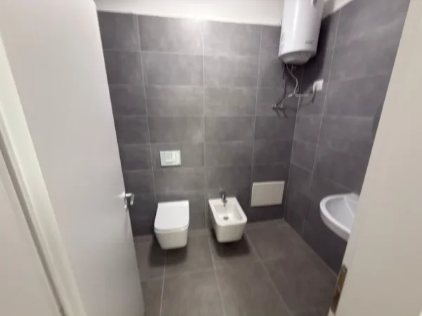 Tirane, jepet me qera ambjent biznesi Kati 2, 90 m² (Zogu i zi)