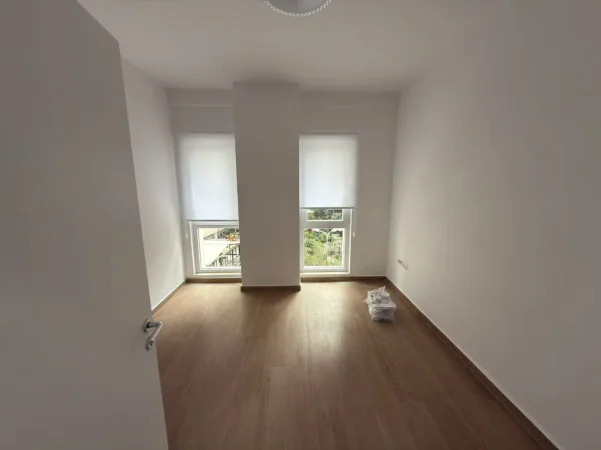 Tirane, jepet me qera ambjent biznesi Kati 2, 90 m² (Zogu i zi)