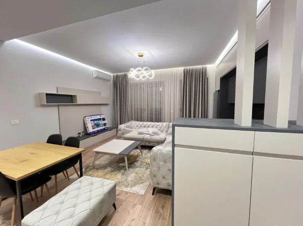 Tirane, jepet me qera apartament 1+1+Ballkon Kati 4, 80 m² 800 € (Kompleksi Delijorgji)