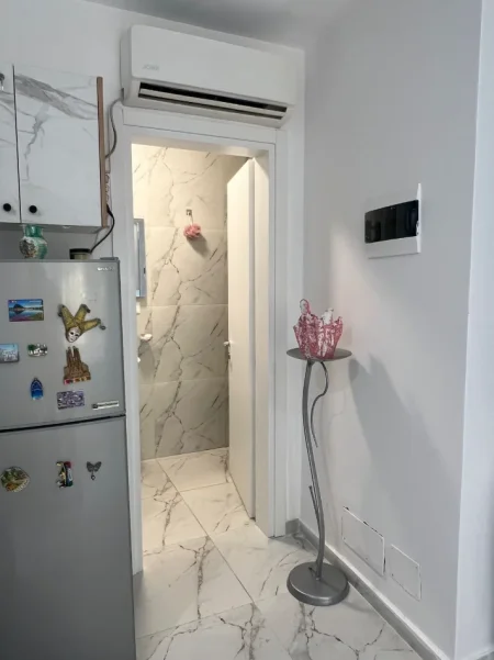 SHITET: 1+1+1 Verand + 1Post Parkimi📍Dhermi (Res. Sofo Duni) - 205,000€ - Sp.60m² - Orientim Jug🌞|| Pamje Spektakolare nga Deti 🌊 Vetem 300m Larg🏃