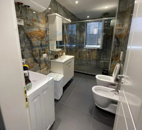 Tirane, jepet me qera apartament 2+1+Ballkon Kati 2, 96 m² 800 € (Kopshti zoologjik)