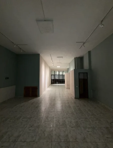 Tirane, jepet me qera dyqan Kati 0, 82 m² 850 € 