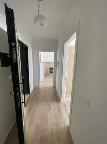 Tirane, jepet me qera apartament 2+1+Ballkon Kati 4, 95 m² 500 € (Univers City Apartament 2+1+Parking Per Qera Plotesisht I Mobiluar)